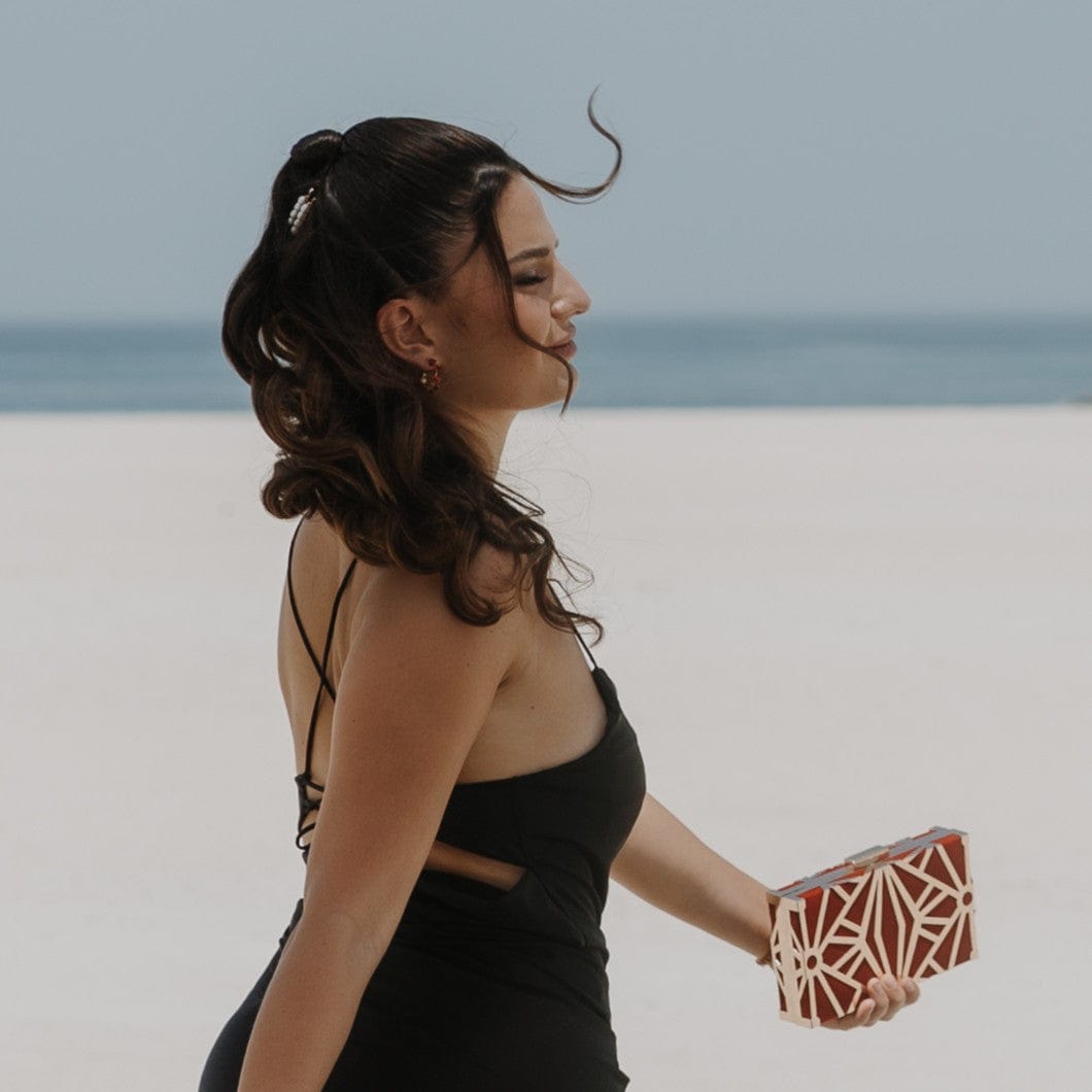 by JoAnn Clutch Handtasche aus Samt und Metall in Rot