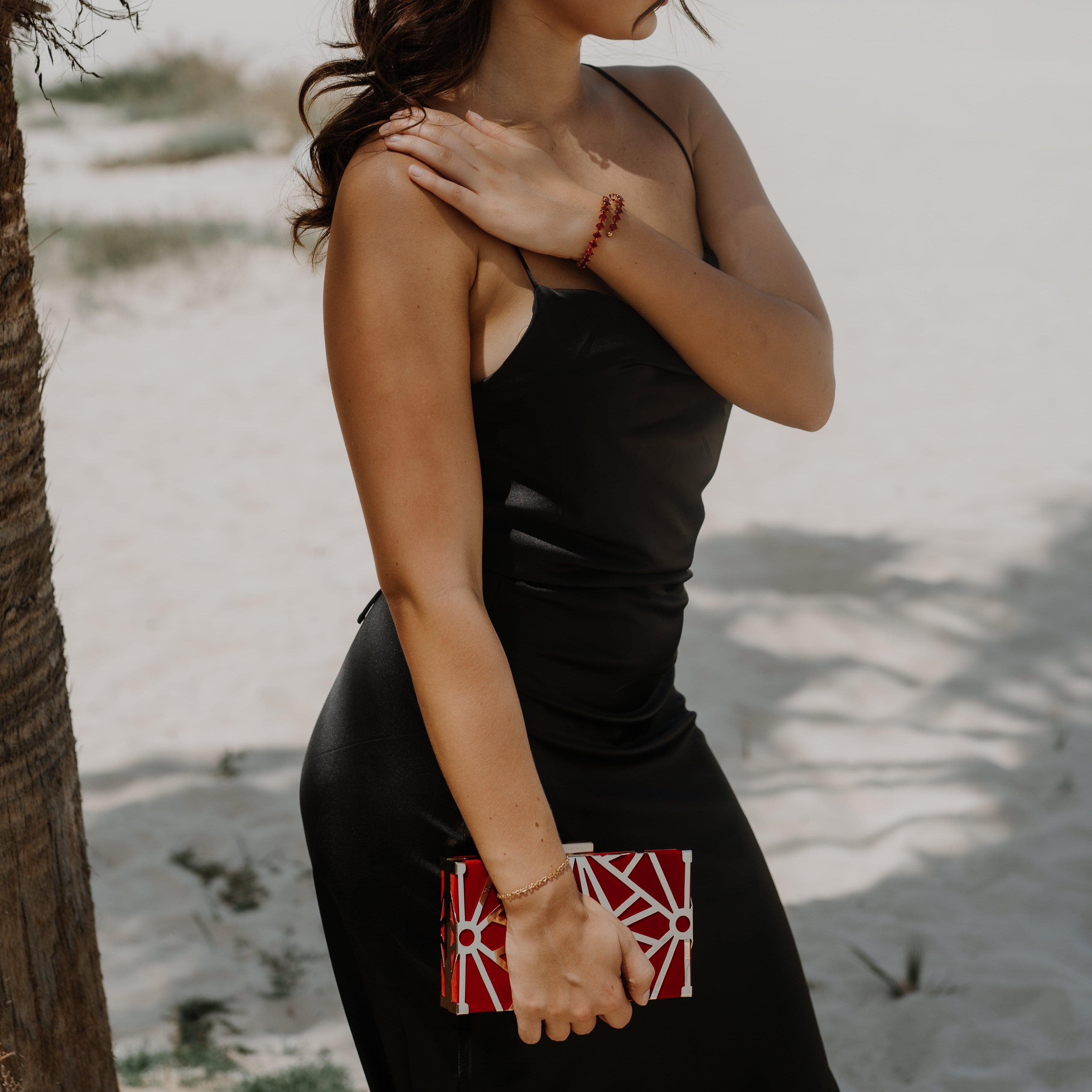 by JoAnn Clutch Handtasche aus Samt und Metall in Rot