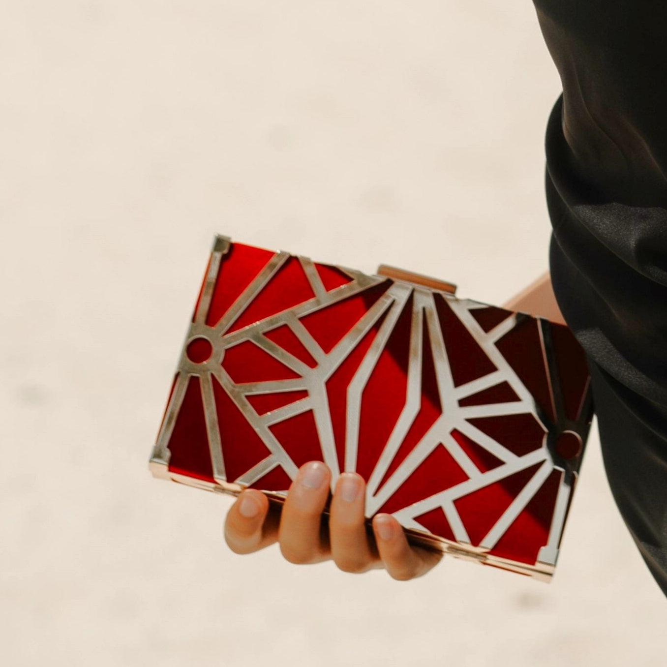 by JoAnn Clutch Handtasche aus Samt und Metall in Rot