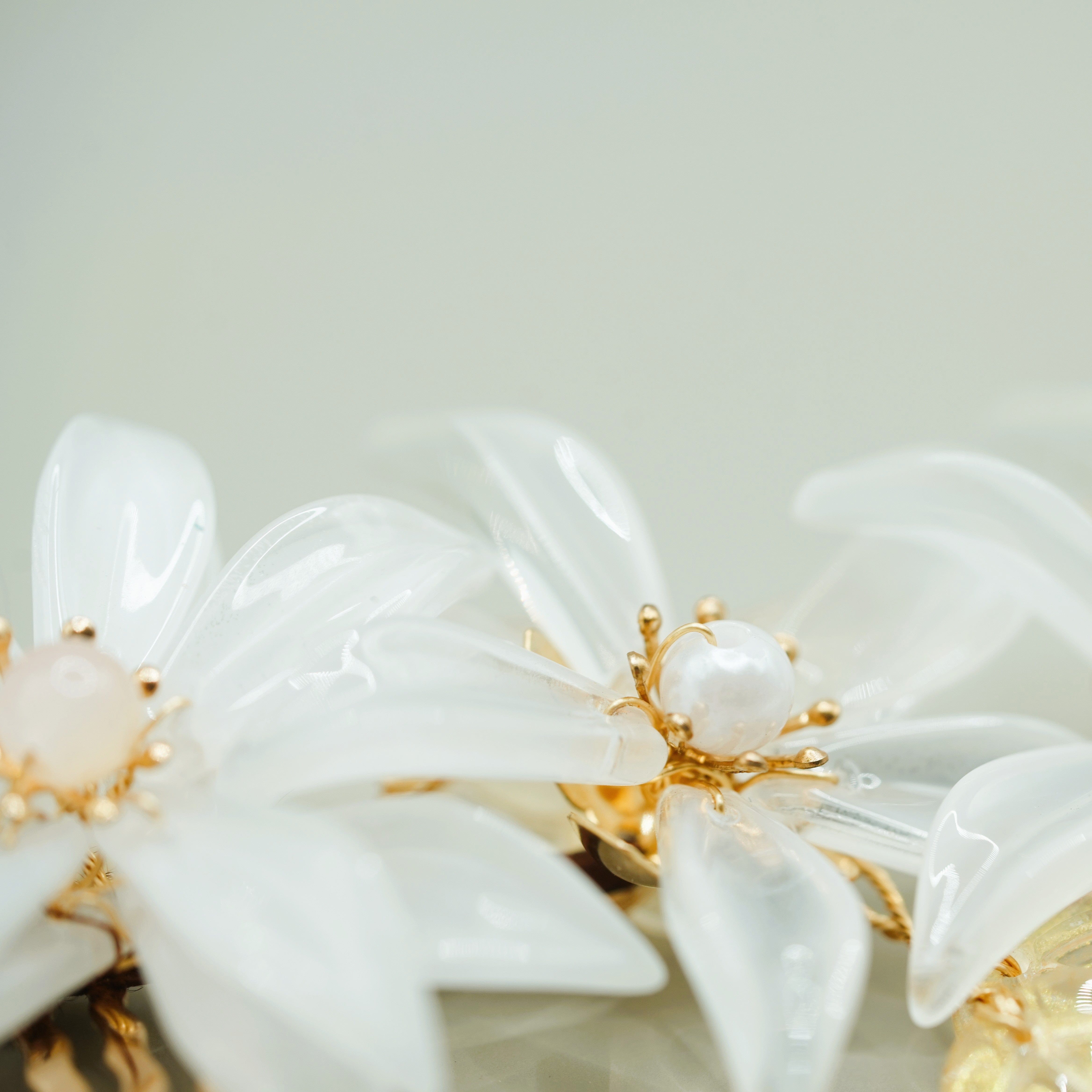 by JoAnn Haarschmuck Haarkamm mit weißen Blüten