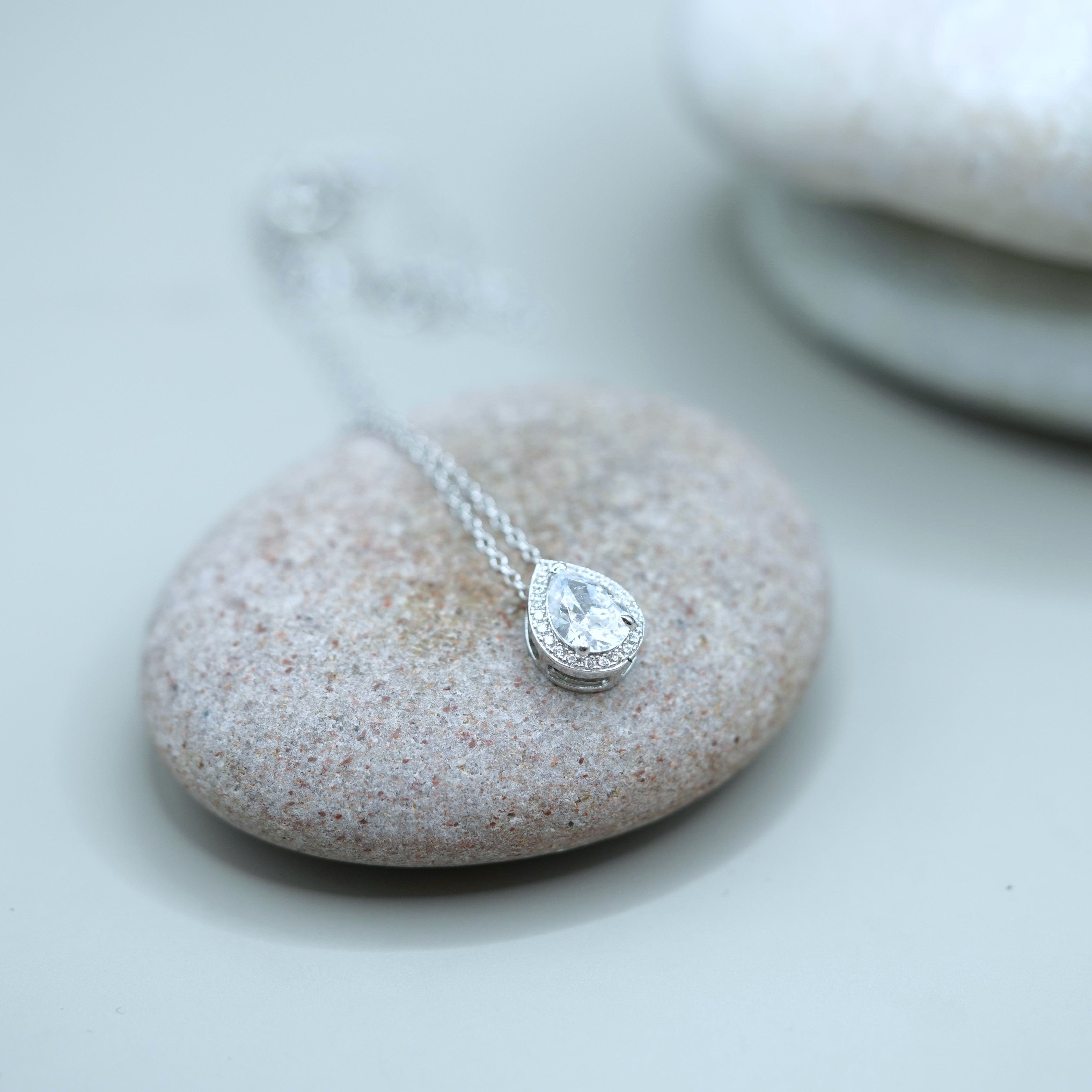 by JoAnn Halsketten Halskette mit Anhänger in Tropfenform