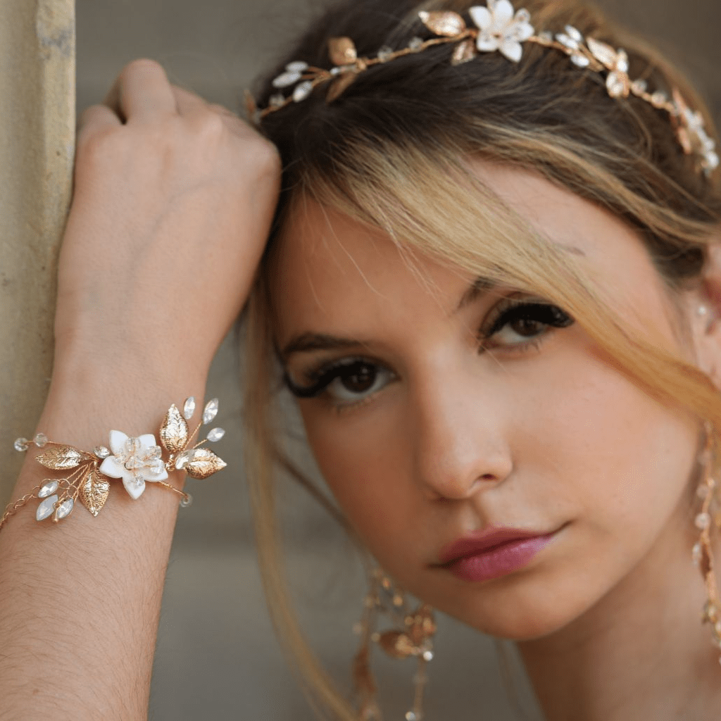 Eisenhardt Company Armband Armband mit floralen Details in Weiss und Gold