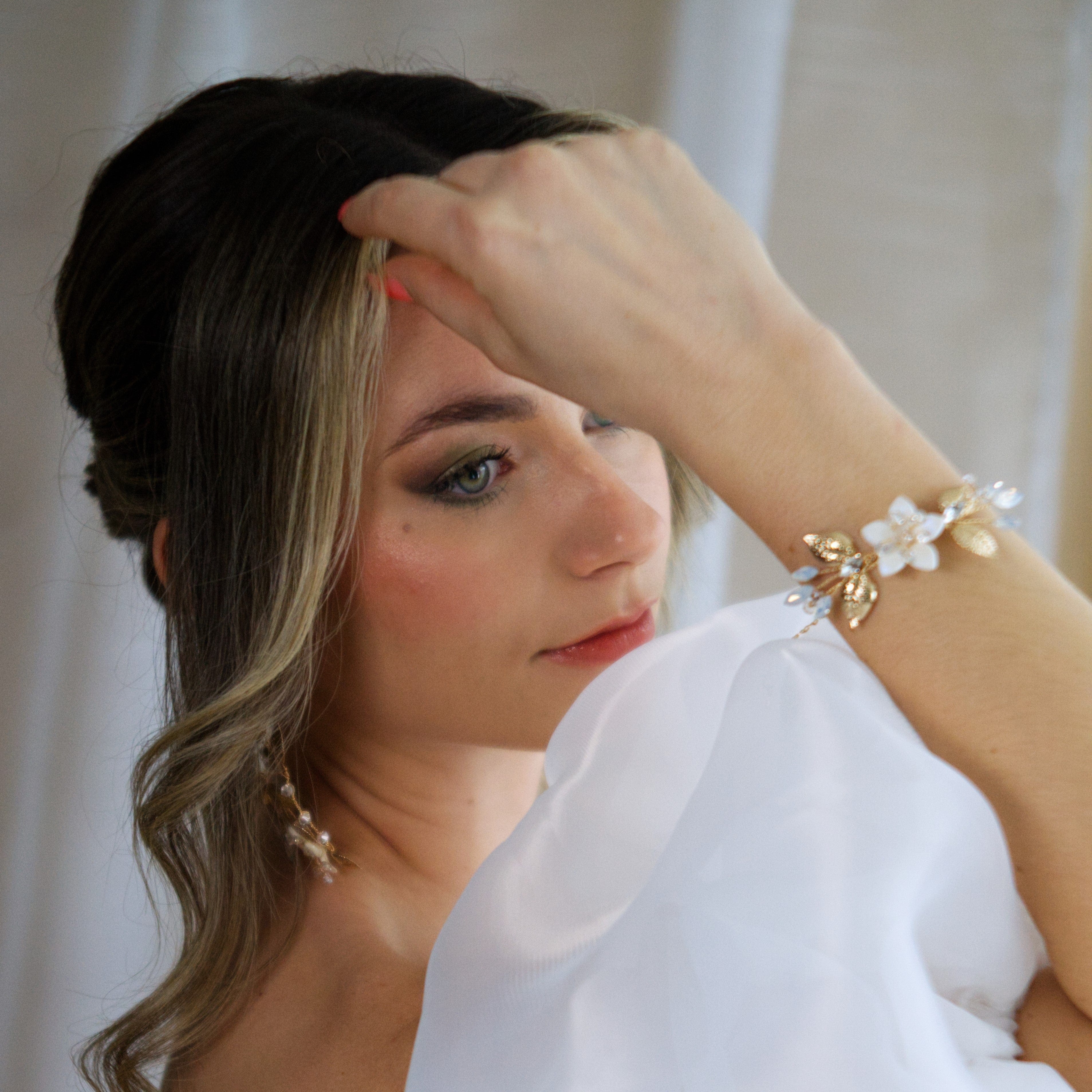 Eisenhardt Company Armband Armband mit floralen Details in Weiss und Gold