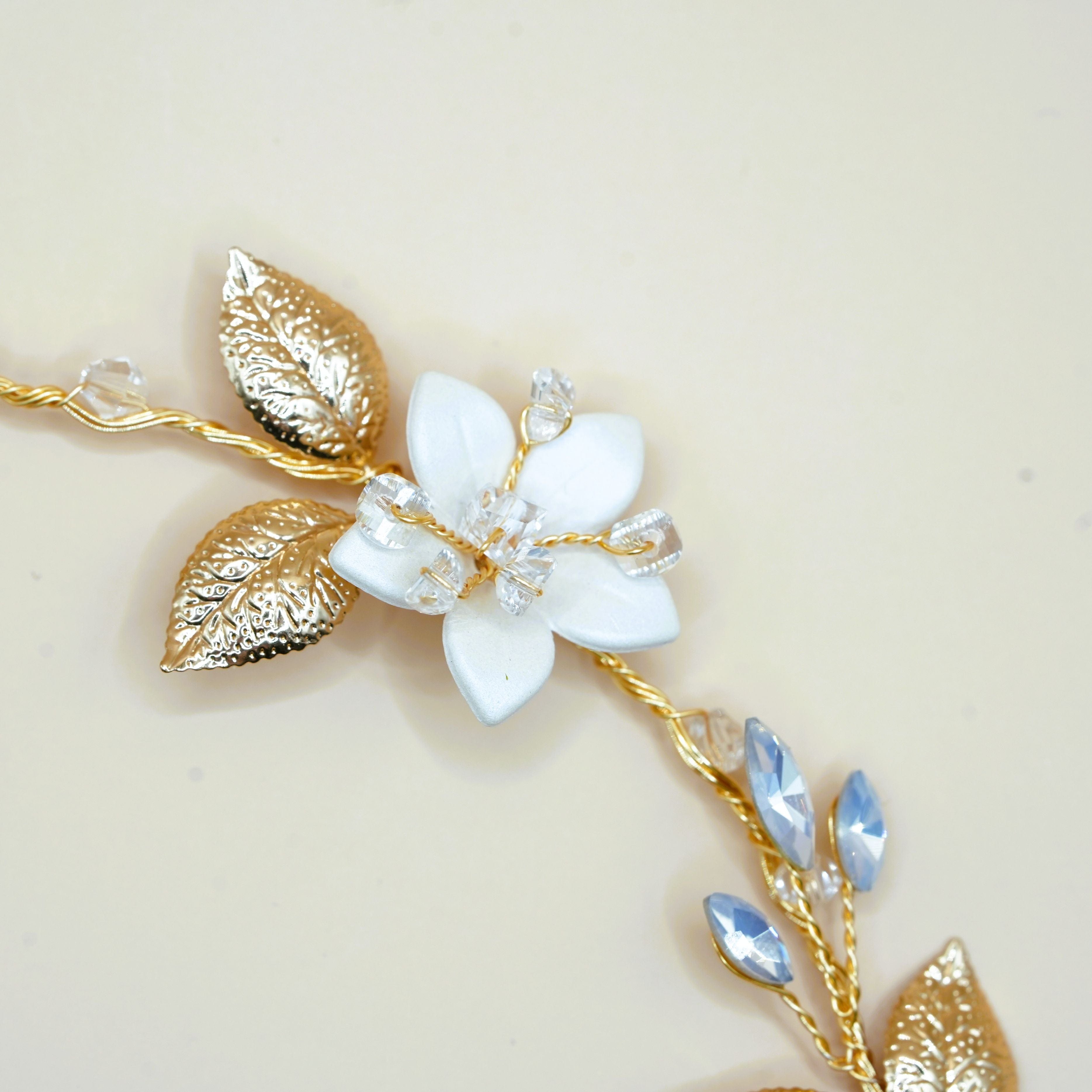Eisenhardt Company Armband Armband mit floralen Details in Weiss und Gold