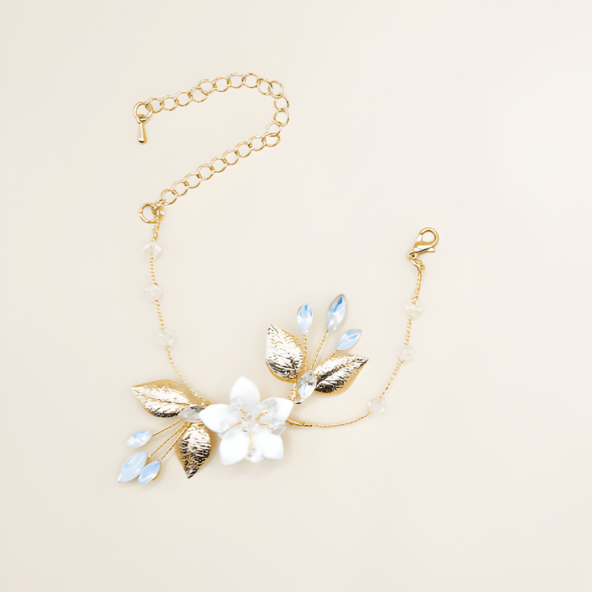 Eisenhardt Company Armband Armband mit floralen Details in Weiss und Gold