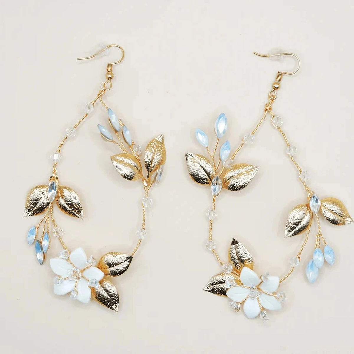 Eisenhardt Company Ohrringe Ohrringe mit floralen Details in Weiss und Gold