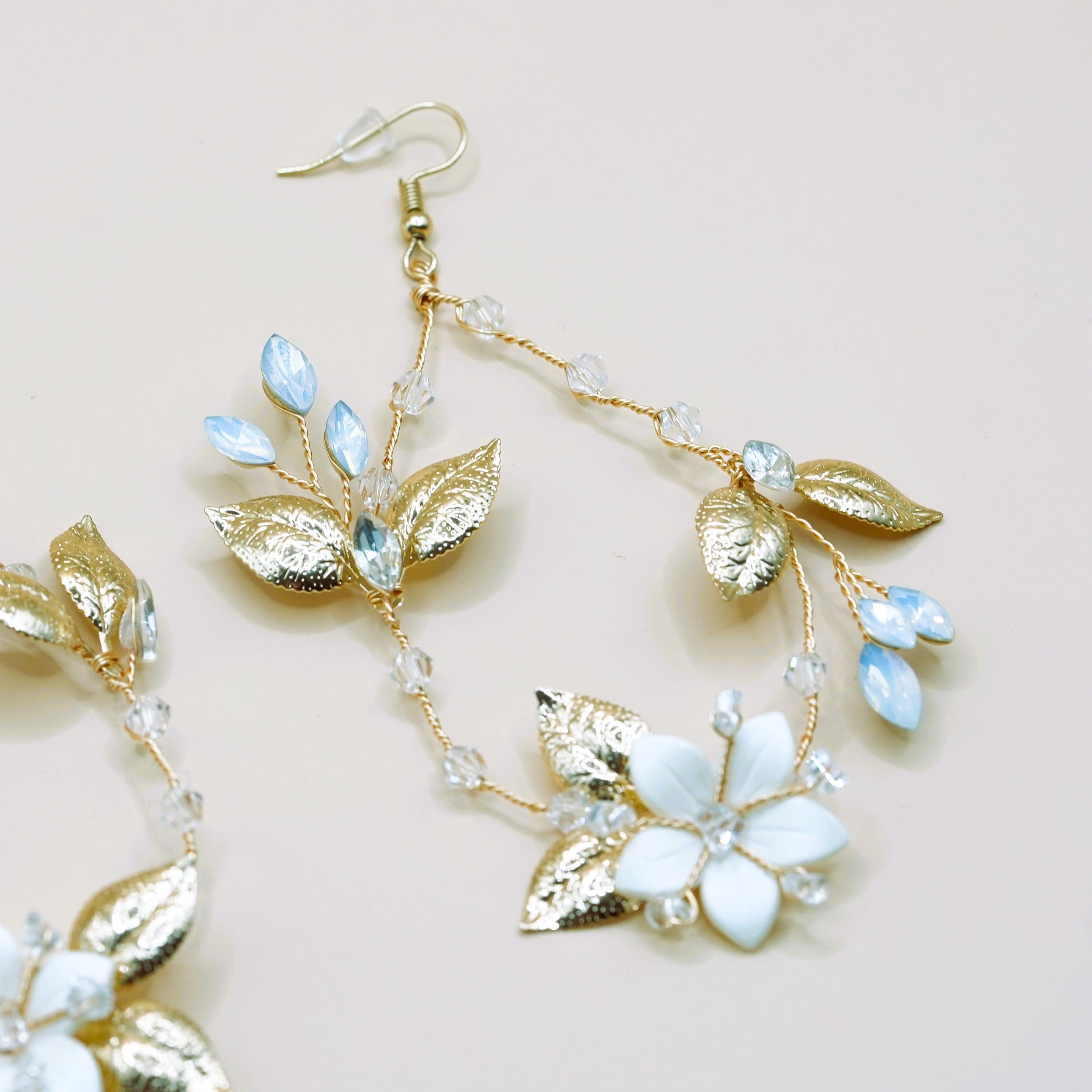 Eisenhardt Company Ohrringe Ohrringe mit floralen Details in Weiss und Gold