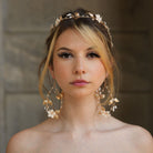 Eisenhardt Company Ohrringe Ohrringe mit floralen Details in Weiss und Gold