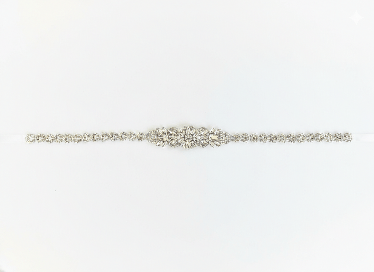 Brautgürtel mit eleganten silbernen Kristallen