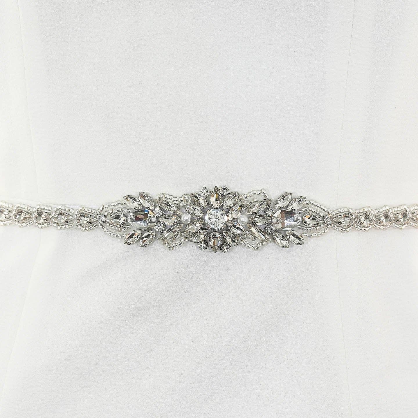 Farinosa Bridal Weiss S1007 Eleganter silberner Brautgürtel mit Kristallperlen