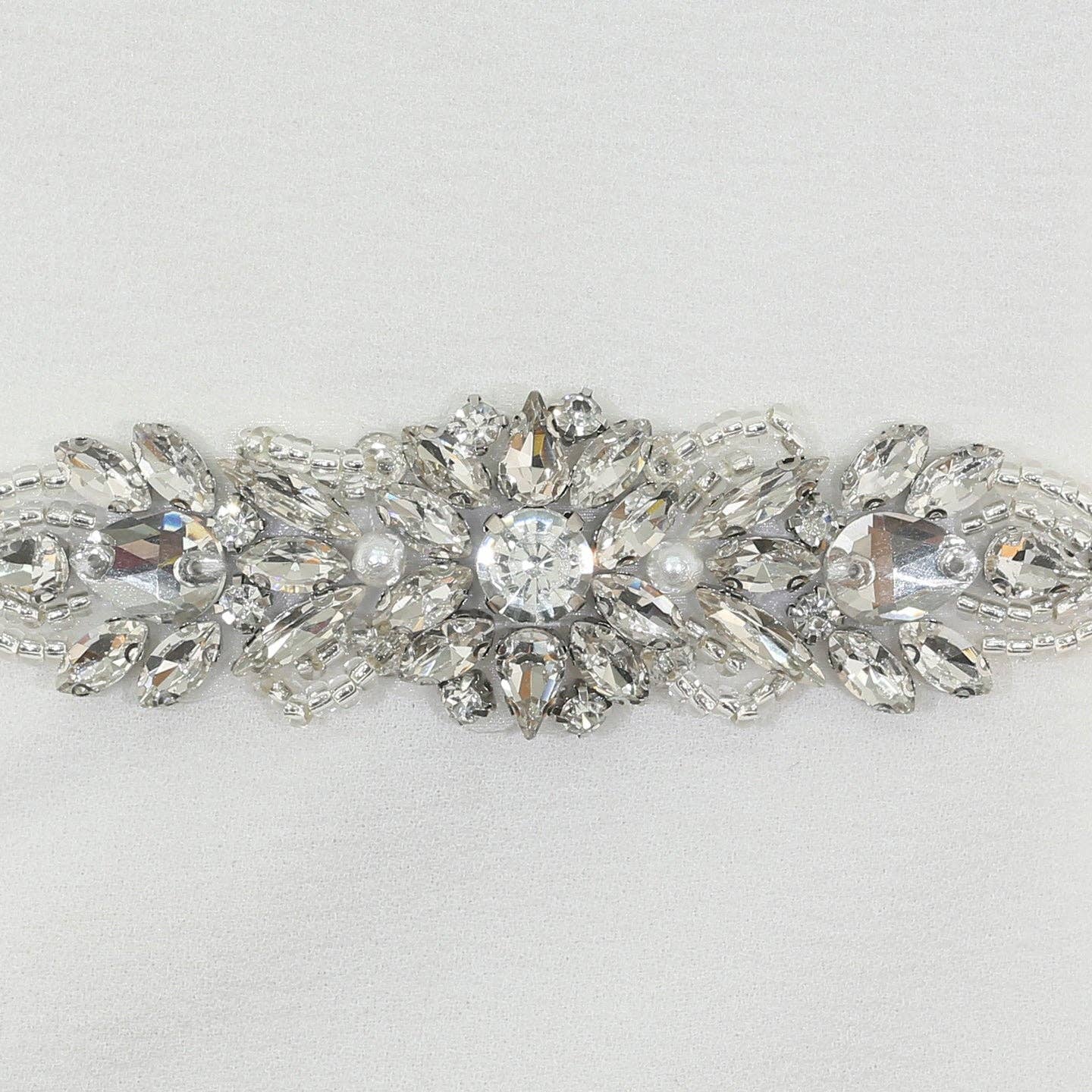 Farinosa Bridal Weiss S1007 Eleganter silberner Brautgürtel mit Kristallperlen