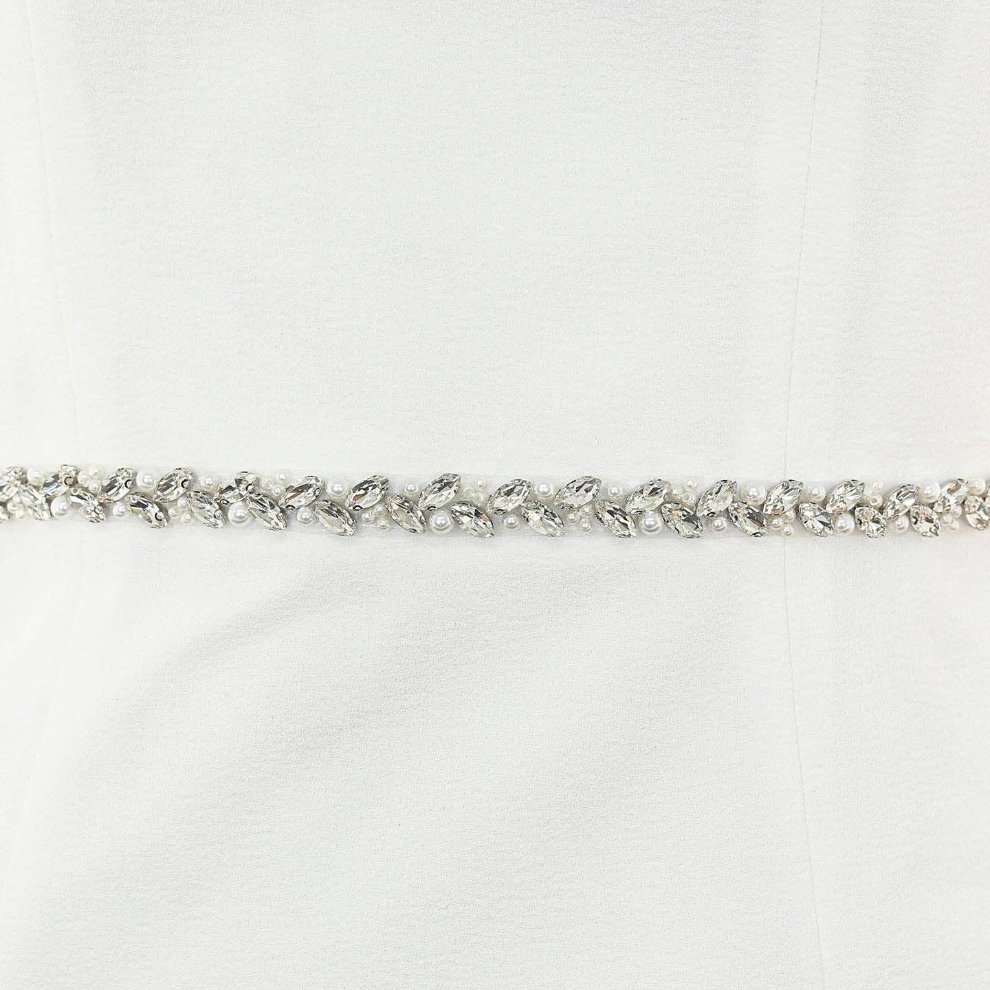 Farinosa Bridal Weiss S1010 Dünne Brautschärpe mit Strasssteinen und Perlen