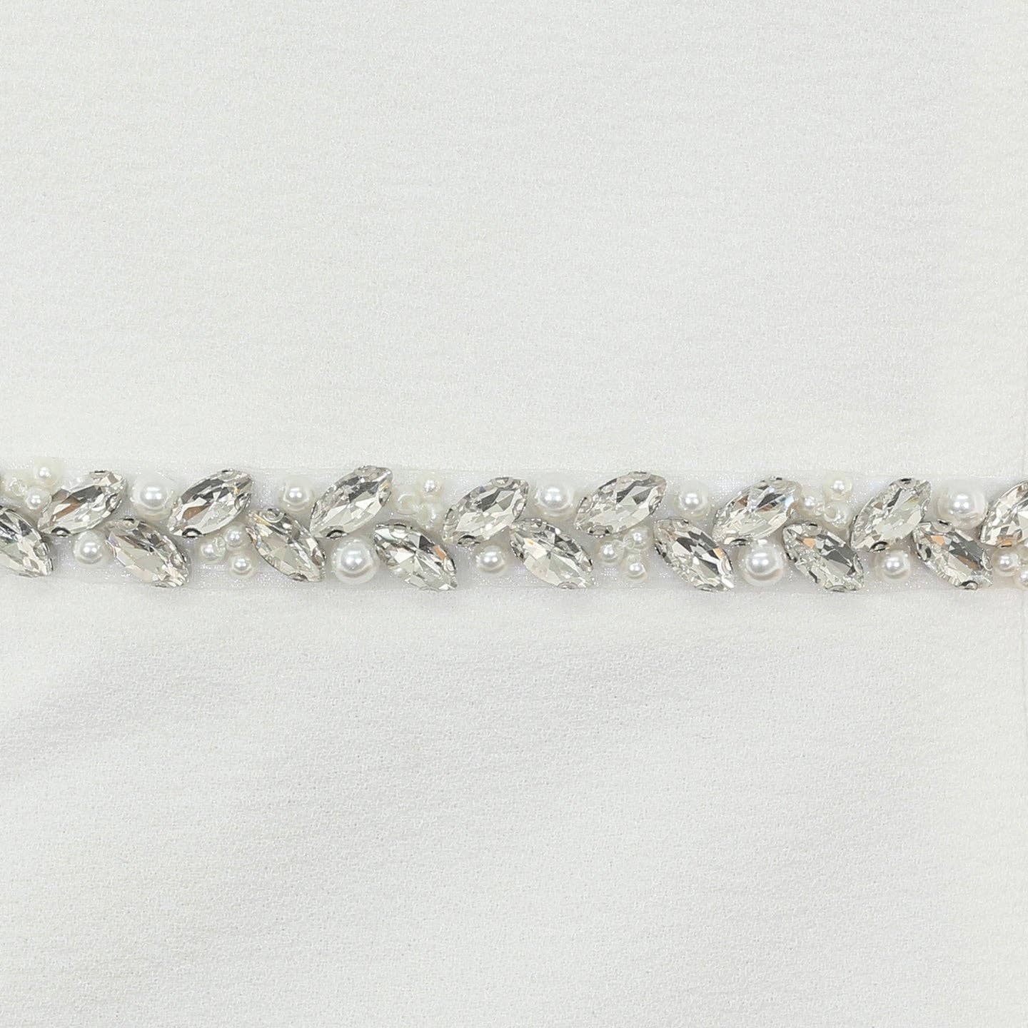 Farinosa Bridal Weiss S1010 Dünne Brautschärpe mit Strasssteinen und Perlen