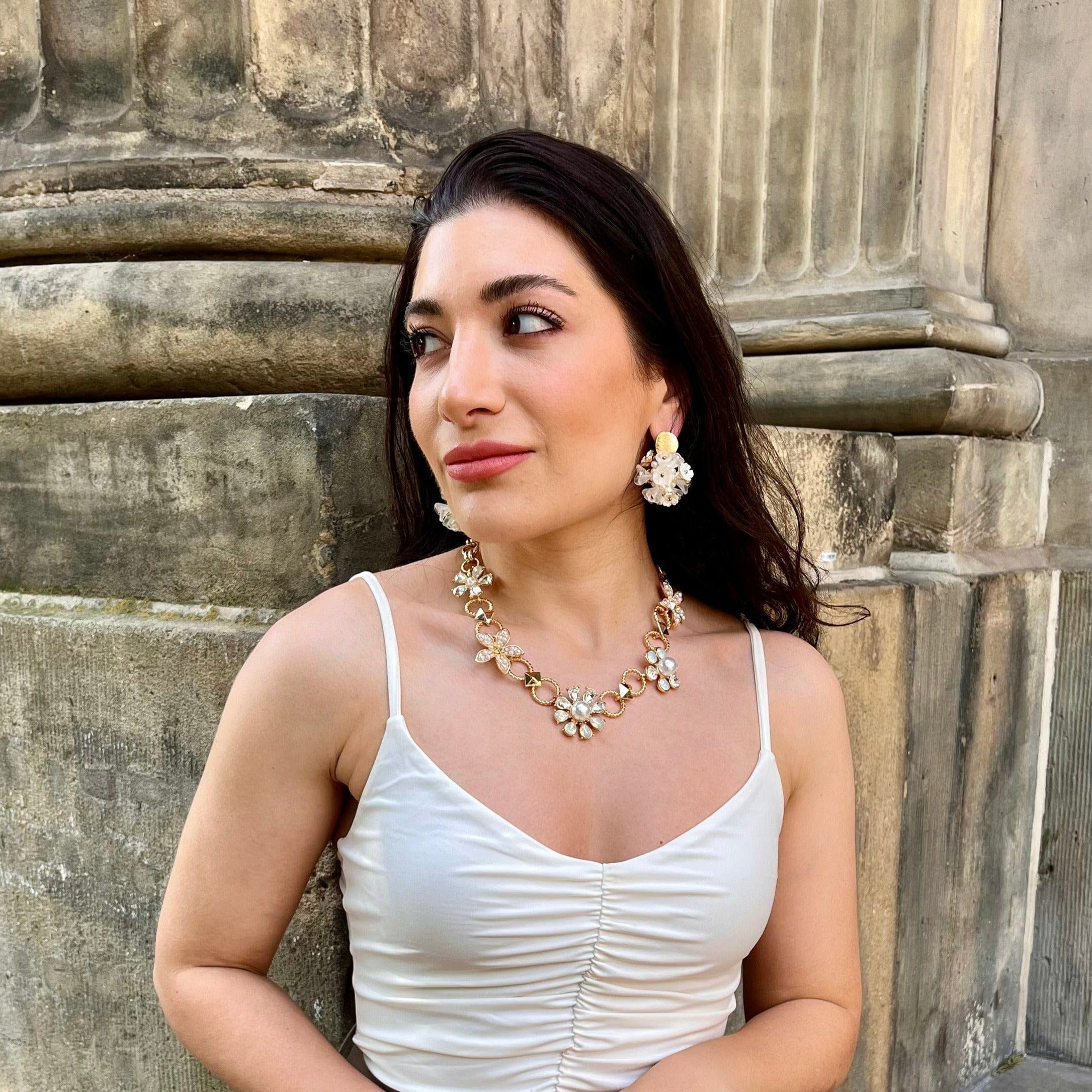 Nalí Ohrringe Ohrringe mit kleinen weißen Blütenbällen