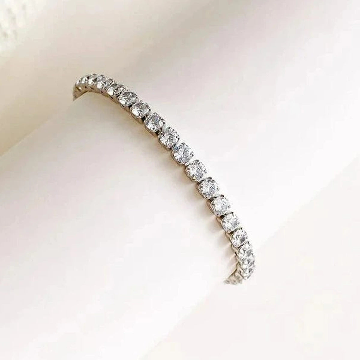 Armband mit Strasssteinen in Silber