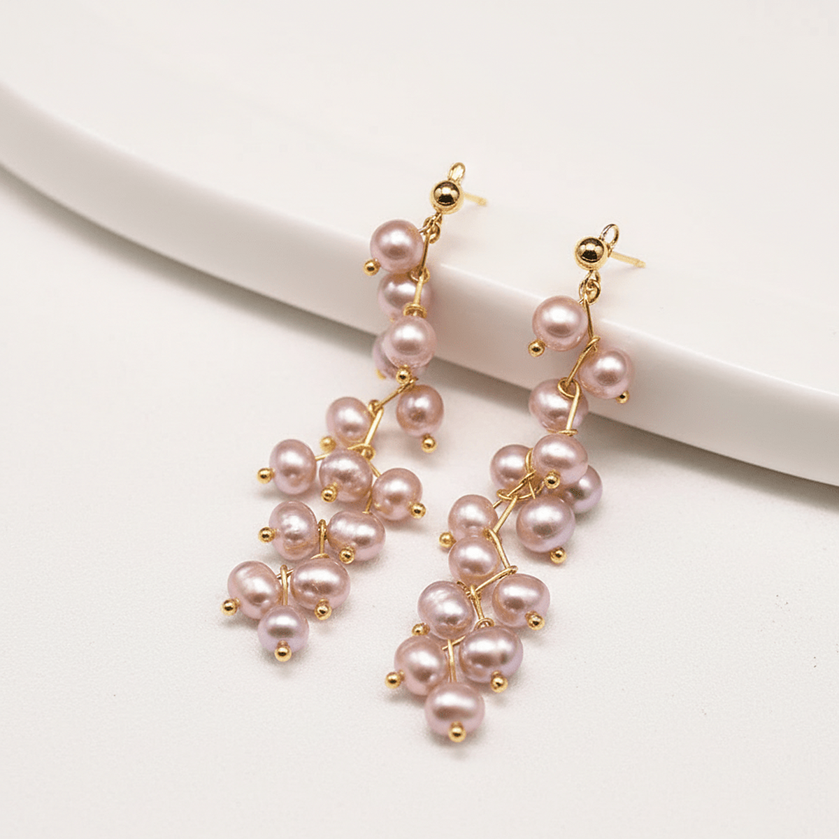 Lange Ohrringe mit Süßwasserperlen in Lila und Rosa – by JoAnn
