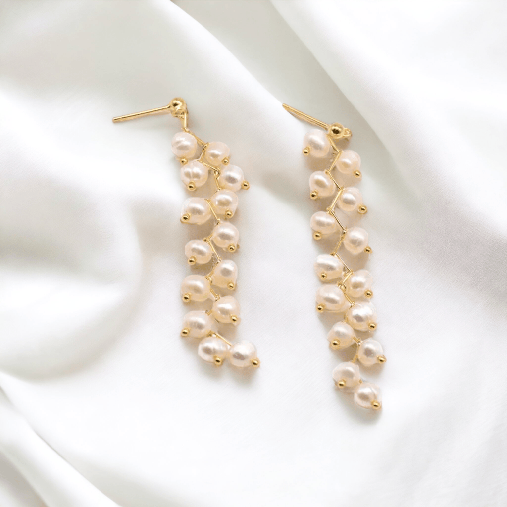 by JoAnn Ohrringe weiss Ohrringe lang mit weißen oder lila/rosa Perlen