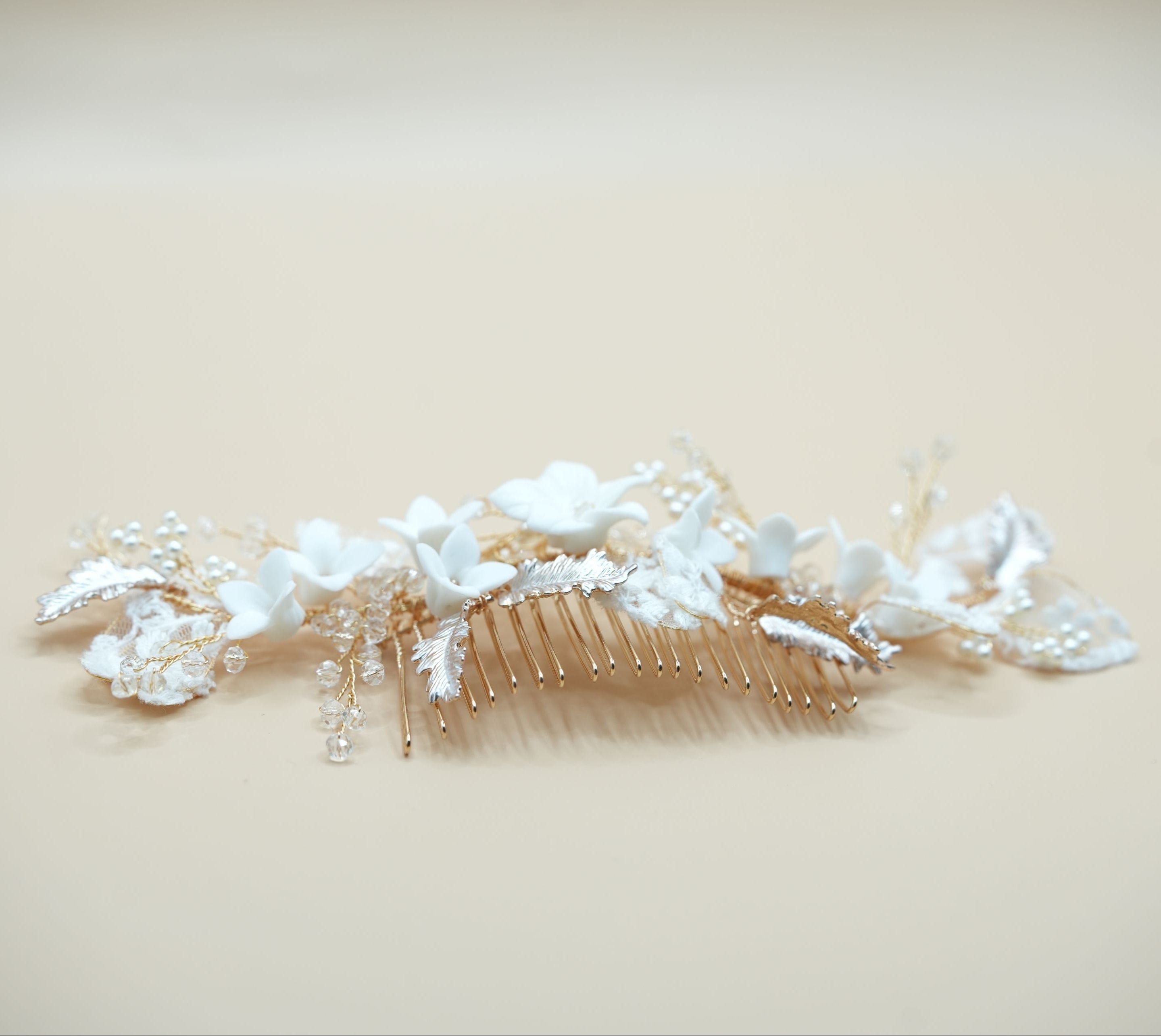 Eisenhardt Company Haarschmuck Haarkamm mit Spitze und floralen Elementen