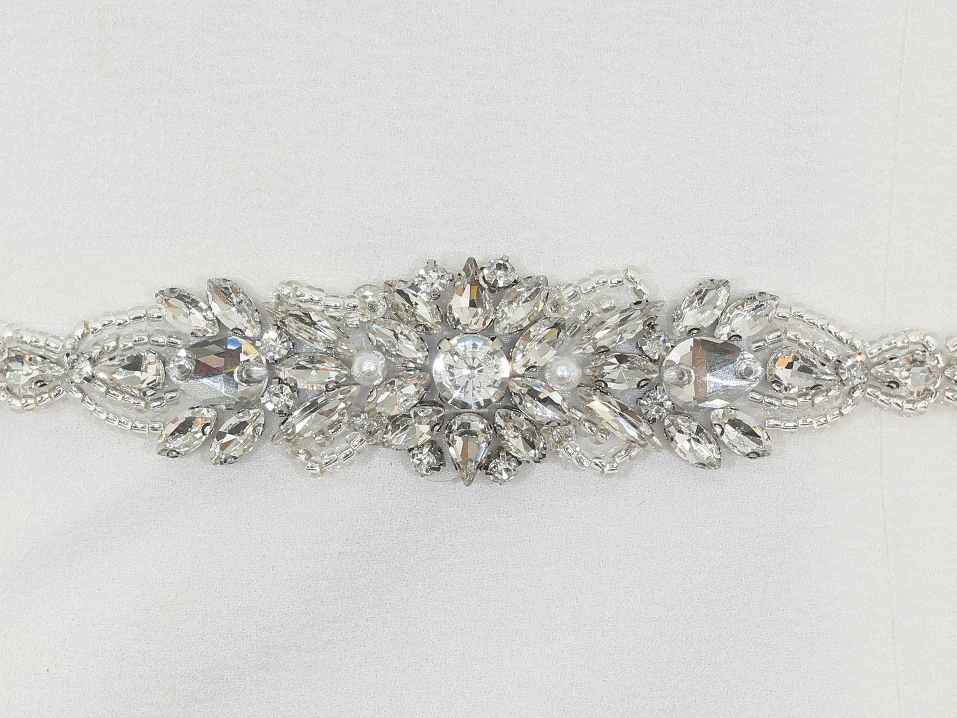 Farinosa Bridal Weiss S1007 Eleganter silberner Brautgürtel mit Kristallperlen