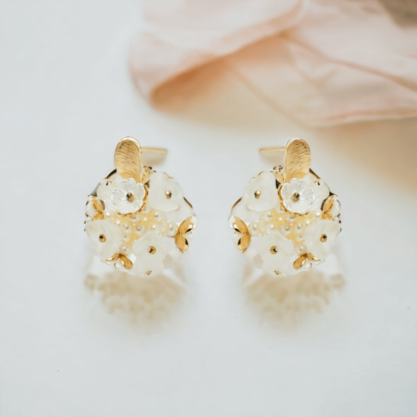 Nalí Ohrringe Ohrringe mit kleinen weißen Blütenbällen